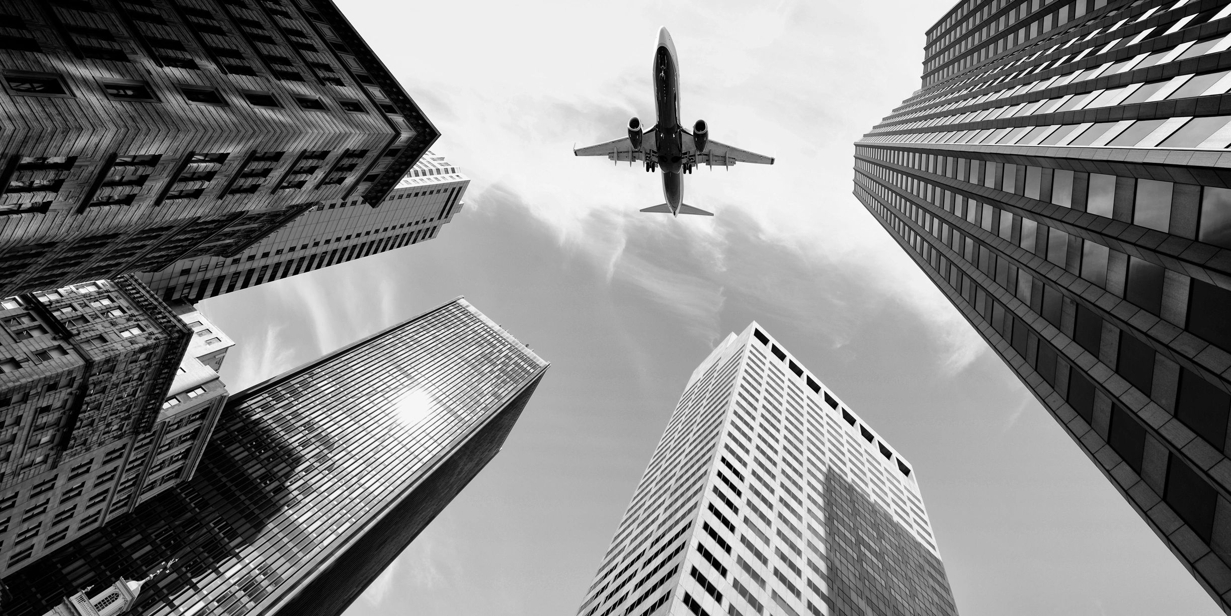 Avión en vuelo representando boletos aéreos y conectividad