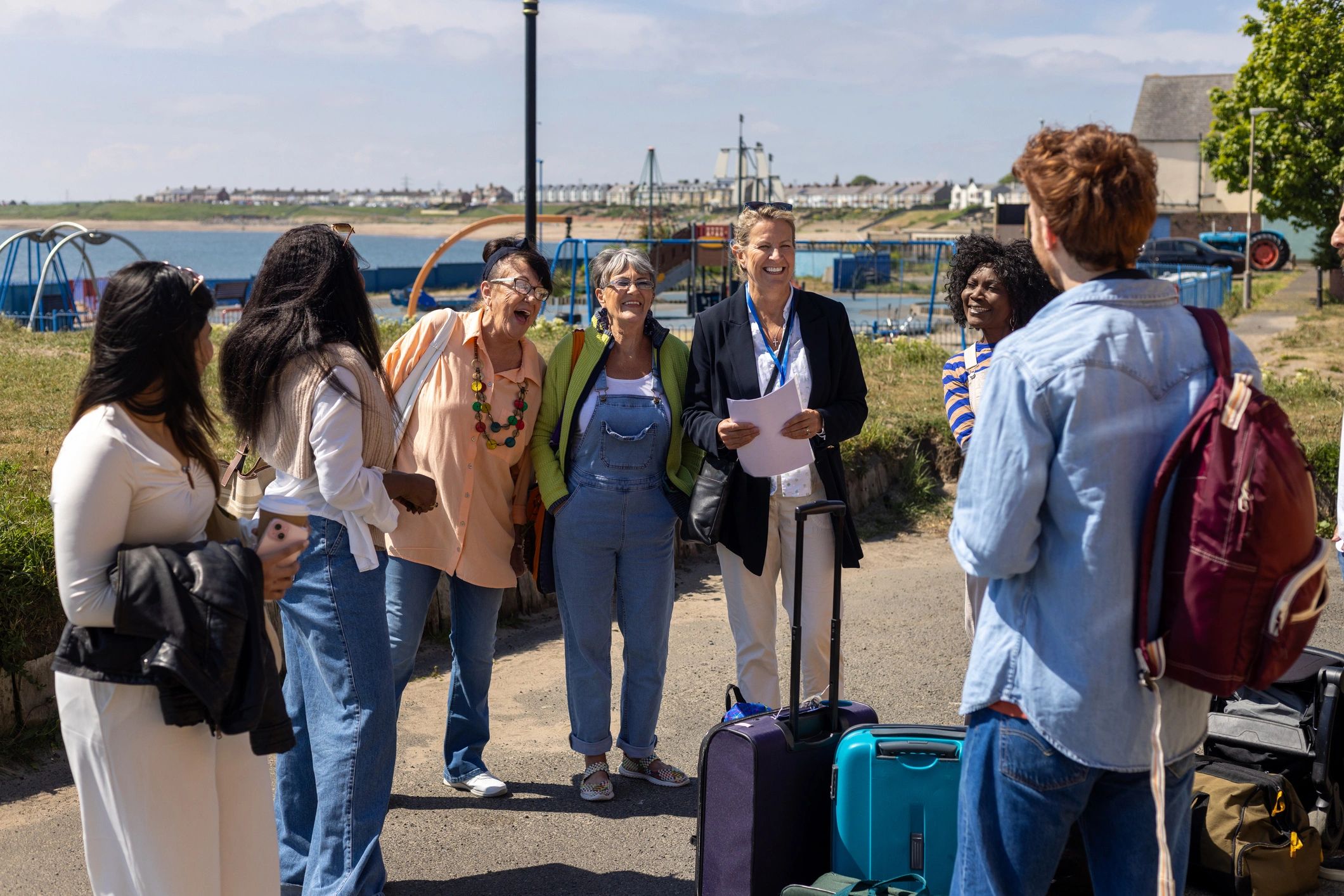 Viajeros con equipaje recibiendo orientación turística