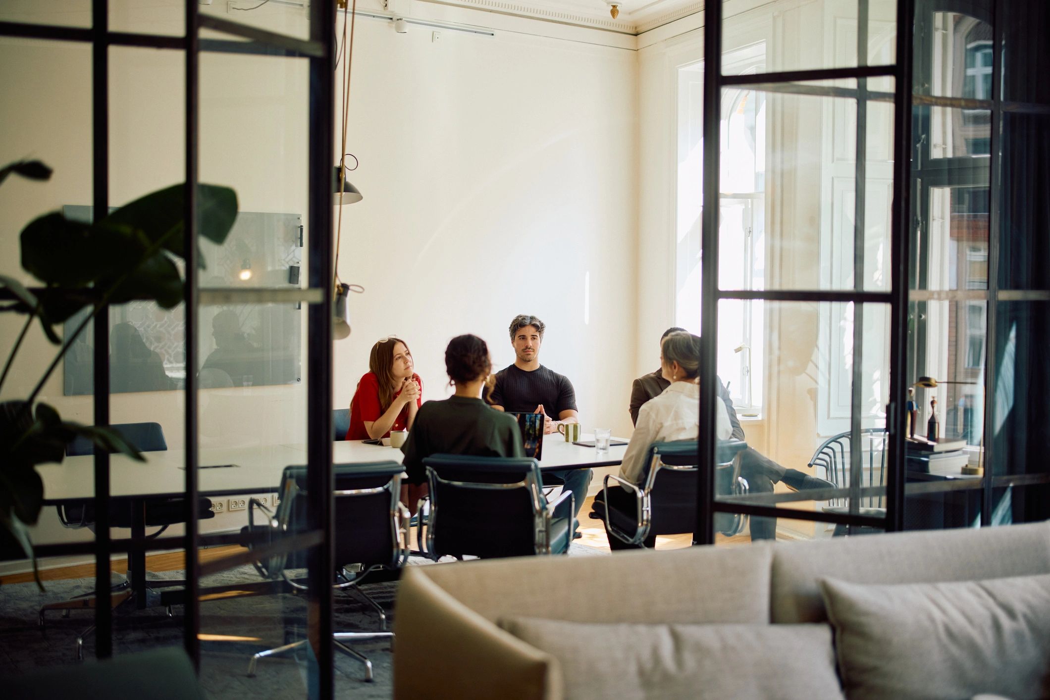 Profesionales colaborando en oficina moderna
